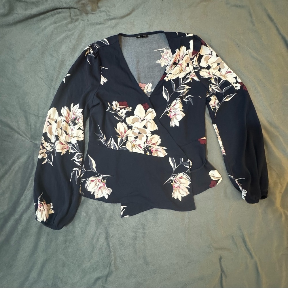 Dynamite Navy and Cream Floral Blouse
#1177